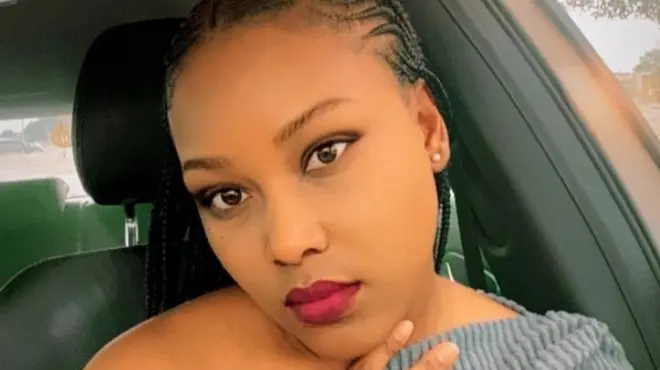 Constable Boipelo Senoge pose for foto, she wear grey top and red lipstick.