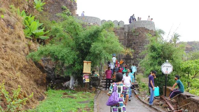 सिंहगडावर आठ वर्षांच्या मुलीच्या शॉर्ट्सवरून वाद, मारहाणीचा गुन्हा; 'संस्कृतीरक्षण' की मॉरल पोलिसिंग?
