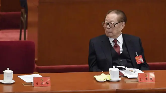 2017 年,江泽民出席中共十九大开幕式,旁边是习近平的空座