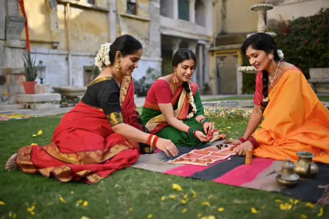 ముచ్చటించుకొంటున్న ముగ్గురు భారత మహిళలు (ప్రతీకాత్మక చిత్రం)