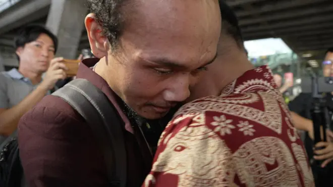 ထိုင်းနိုင်ငံသား ပွန်ဆာဝမ်ကို ဖခင်ဖြစ်သူက လေဆိပ်မှာကြိုတဲ့အချိန် သားအဖနှစ်ဦးပွေ့ဖက်ငိုကြွေးခဲ့ကြ။