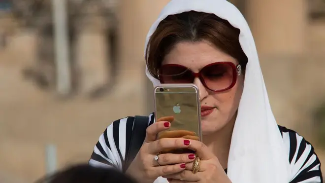 ఐఫోన్ వాడుతున్న మహిళ