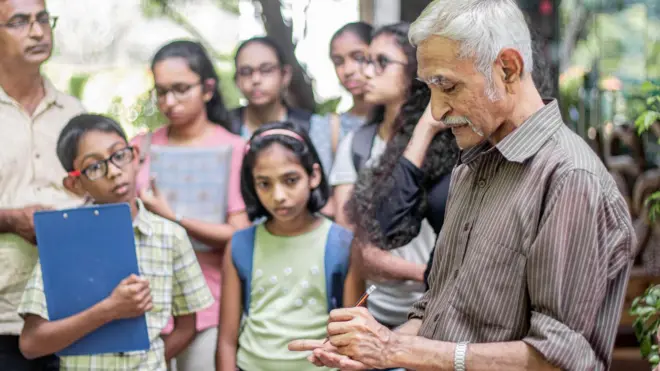 ආචාර්ය ජගත් ගුණවර්ධන මහතා දරුවන්ට පරිසරය අධ්යනය ගැන පැහැදිළි කරන අයුරු