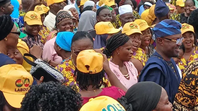 Awọn oṣiṣẹ ijọba Osun ree lasiko ti wọn lọ si ọfiisi Gomina Ademola Adeleke lọjọ Aje
