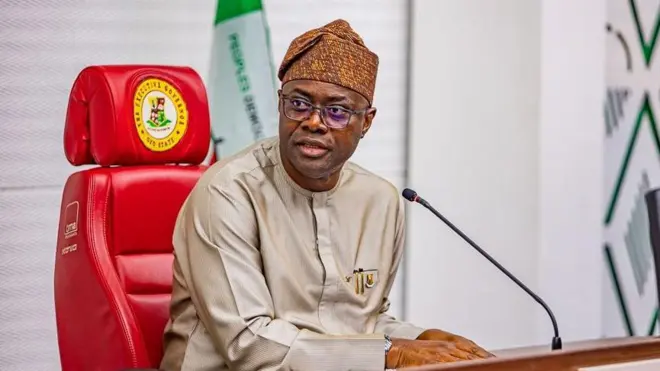 Seyi Makinde n wo ẹgbẹ, gbohungbohun wa niwaju rẹ