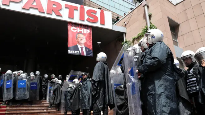 CHP Genel Merkezi önünde polis müdahalesi.