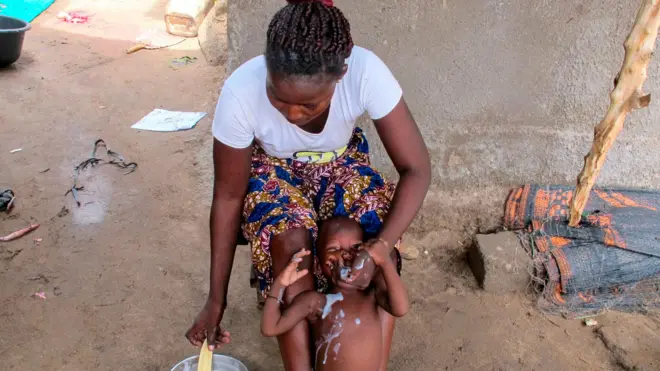 Foto of woman wey force feed pikin