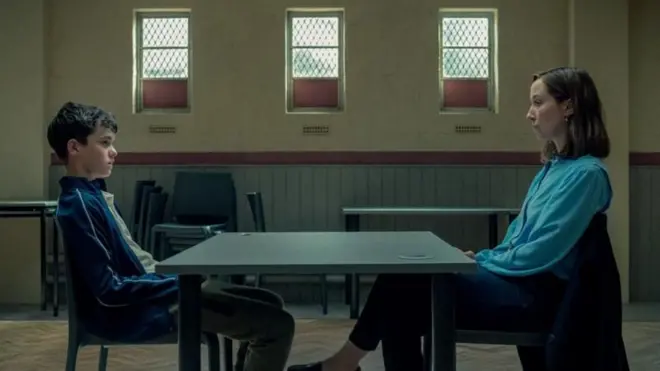 Adolescente sendo questionado em sala