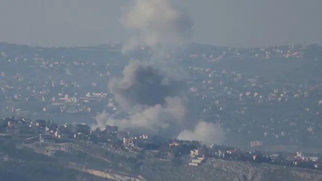 Lübnan'ın güneyindeki Deyr Seryan bölgesinde İsrail hava saldırısının yapıldığı yerden duman yükseliyor. 2 Mart 2026