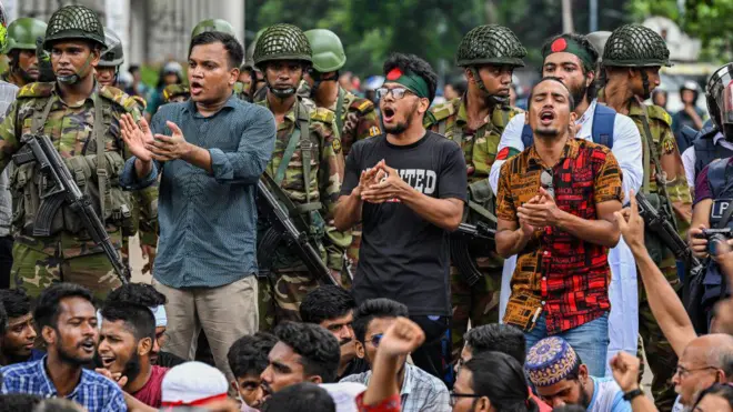 बांगलादेशातील अस्थैर्यामागे 'परदेशी शक्तींचा हात' आहे का?