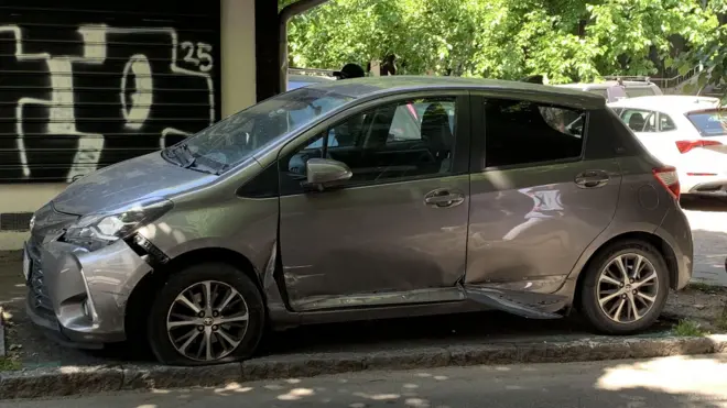 Slupan automobil na parking mestu