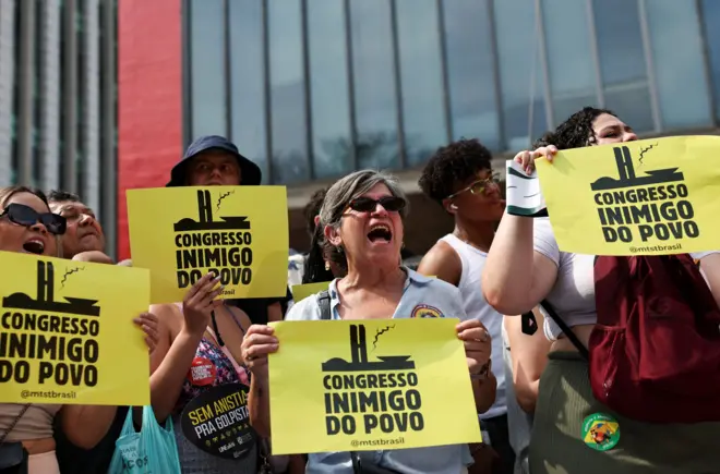 Pessoas protestam contra a PEC 3/2021, conhecida como 'PEC da Blindagem', aprovada esta semana no Congresso e contra o Projeto de Lei da Anistia que altera as penas para condenados por planejar golpe e golpistas, que será votado na próxima semana, em São Paulo, Brasil, em 21 de setembro de 2025