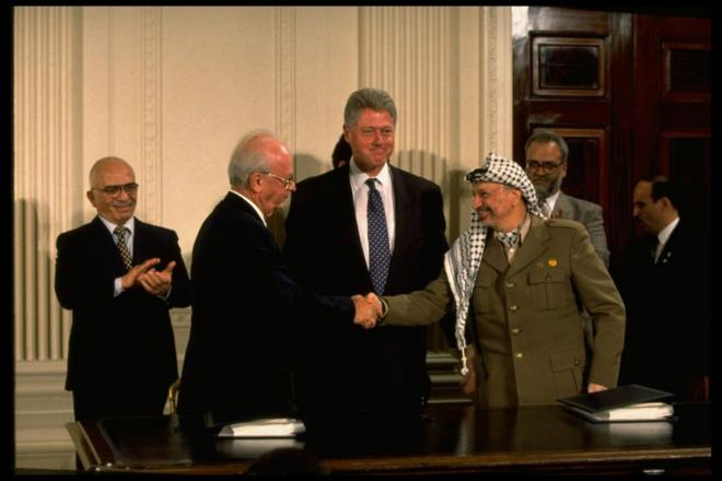 Thủ tướng Israel Yitzhak Rabin và Tổng thống Palestine Yasser Arafat bắt tay Tổng thống Mỹ Bill Clinton vào năm 1993