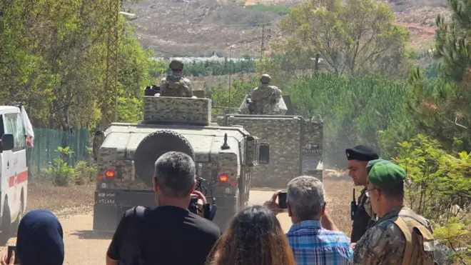الجيش اللبناني يعلن انتشار قواته في "منطقة تجريبية" بعد الانسحاب الإسرائيلي.
