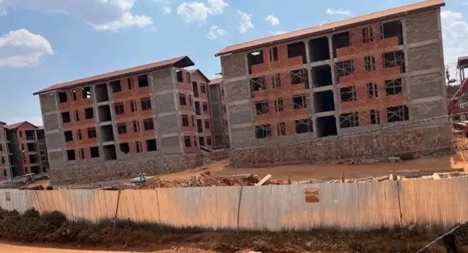 I Kigali harimo kubakwa inzu zo guturamo (inzu ibamo umuryango umwe) zirenga 500 zubatse mu buryo bwa flats/etages - iyi foto yafashwe mu kwezi kwa 7