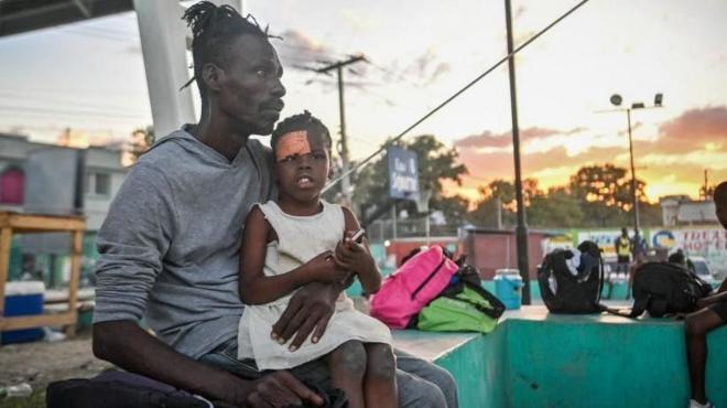 صورة لمعاناة أب وابنته في هايتي