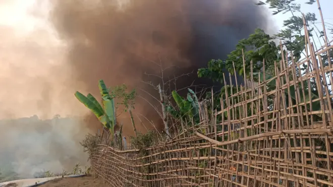 ဒုက္ခသည်စခန်းက နေအိမ် ၅၀၀ လောက် မီးထဲပါသွား