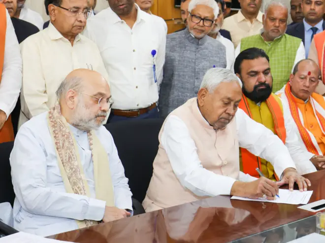 राज्यसभा नामांकन पत्र भरते हुए मुख्यमंत्री नीतीश कुमार