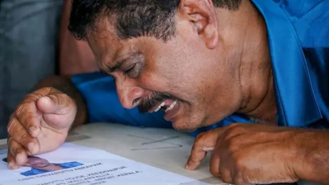 कुवेतवरून 14 जूनला सिलबिन अब्राहम यांचा मृतदेह आणण्यात आला. त्यांचे नातेवाईक शोक करताना