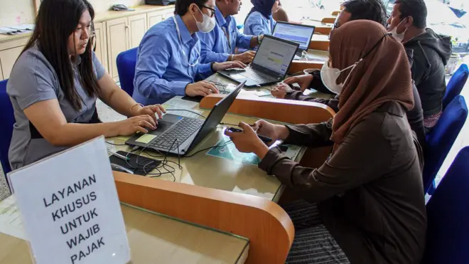 Pegawai melayani wajib pajak yang akan melaporkan Surat Pemberitahuan Tahunan (SPT) Pajak di Kantor Direktorat Jenderal Pajak Wilayah Sumatera Utara, di Medan, Rabu (15/2/2023).