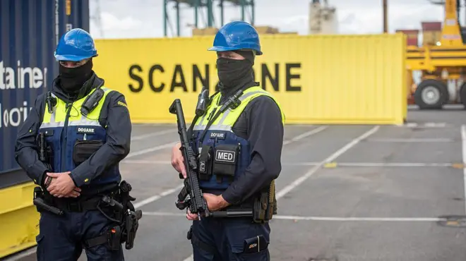 Policías patrullan en el puerto de Anveres.