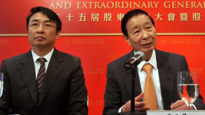 李兆基(右)與李家傑(中新社圖片1/6/2010)