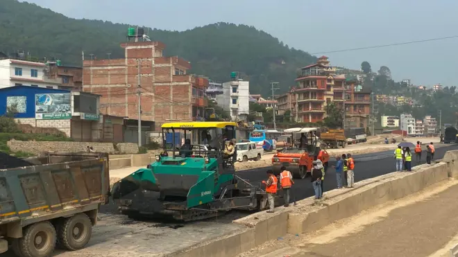 काभ्रेपलाञ्चोकको साँगा–धुलिखेल सडकखण्डको बनेपास्थित बुडोल क्षेत्रमा कालोपत्र गरिँदै 