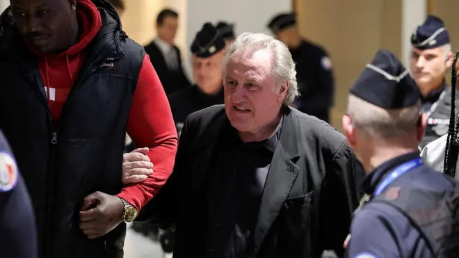 Francuski glumac Žerar Depardje u sudnici posle suđenja zbog optužbi za seksualni napad na dve žene