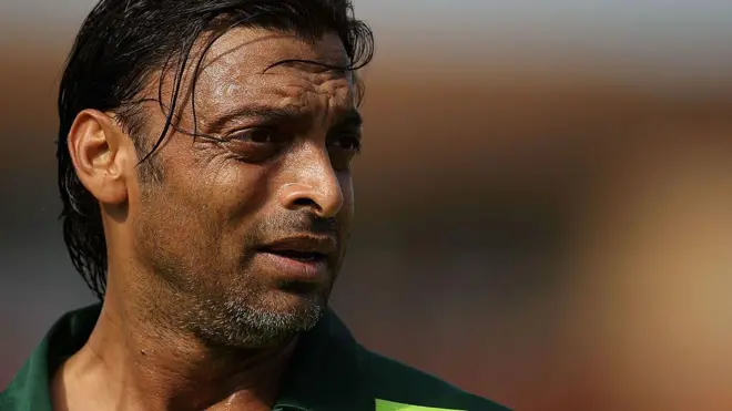 कॉन्ट्रोवर्शियली योर्स नामक किताब में शोएब अख़्तर ने अपने जीवन के बारे में खुलकर लिखा है 