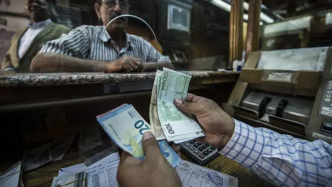 یک کارمند در قاهره، مصر اسکناس‌ها را می‌شمارد