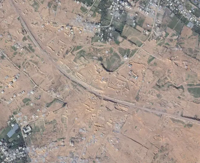 أرض زراعية تبدو مدمرة في دير البلح