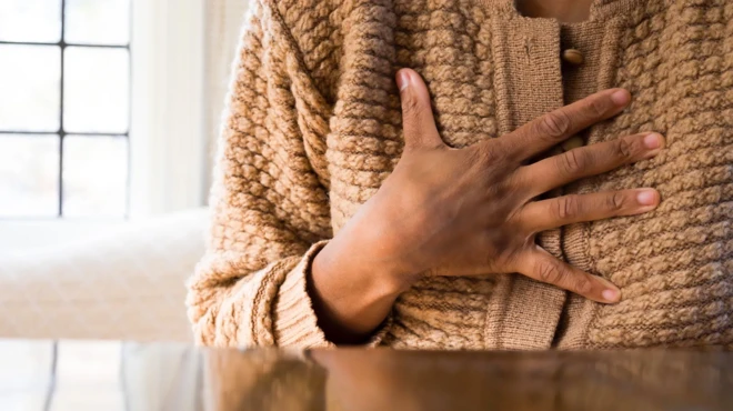 Photo d'une main placée sur le coeur 