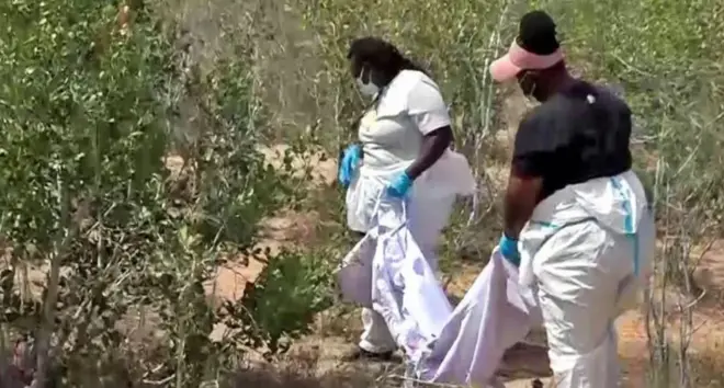 Awọn oṣiṣẹ eto ilera to n gbe oku awọn eeyan ti wọn hu jade