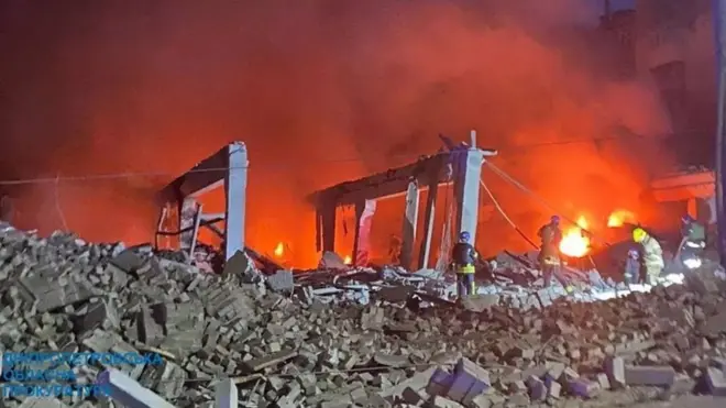 اور وژونکي د اوکرایین په یوه اداري ودانۍ کې د لګېدلي اور وژلو هڅې کوي.