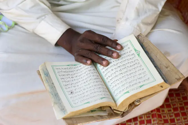 Ọkunrin to joko n ka Quran