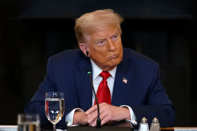 Trump com semblante sério