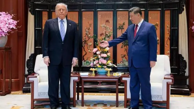 ABD Başkanı Donald Trump (solda), 15 Mayıs 2026’da Pekin’deki Zhongnanhai Bahçesi’ni ziyareti sırasında Çin Devlet Başkanı Şi Jinping ile 