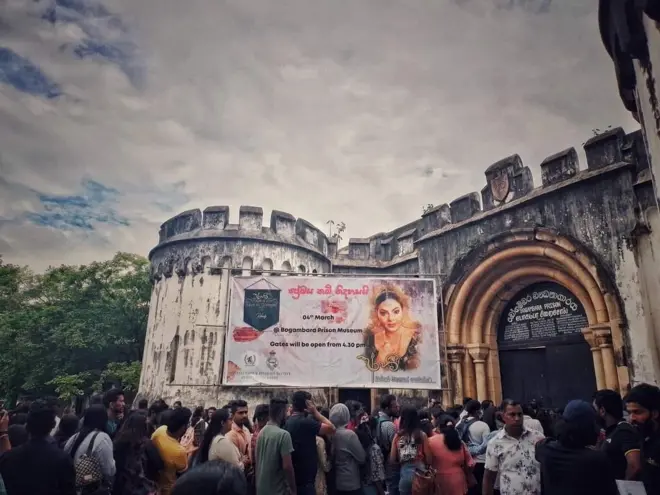 'මට ඕන වුණේ කලාවේ ඒකාධිපතිත්වය බිඳින්න': අඳුරු සිපිරිගෙයක් කලාගාරයක් කළ අභිෂේකා