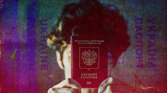 Человек прикрывает лицо российским паспортом