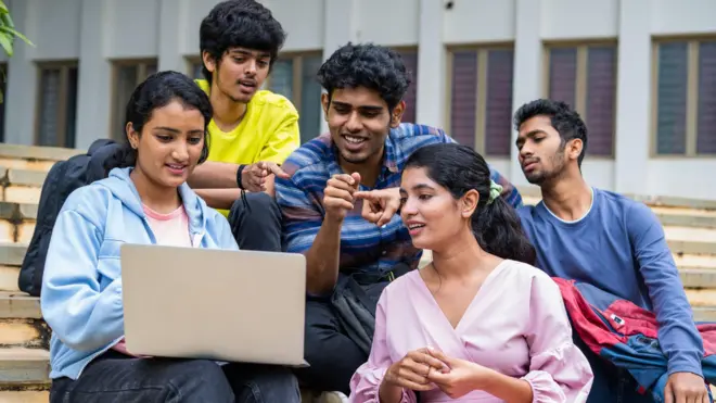 कॉलेजचे विद्यार्थी