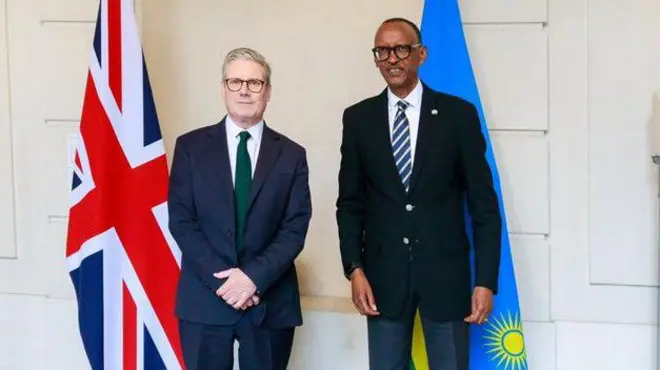 Minisitiri w'intebe w'Ubwongereza Keir Starmer na Perezida Paul Kagame w'u Rwanda umwaka ushize bahuriye i Paris mu Bufaransa