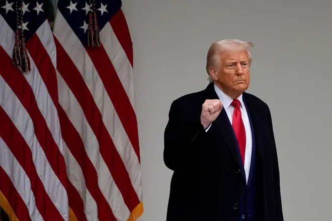 الرئيس الأمريكي دونالد ترامب بعد إعلانه عن رسوم جمركية في حديقة الورود بالبيت الأبيض في واشنطن العاصمة في 2 أبريل/نيسان 2025