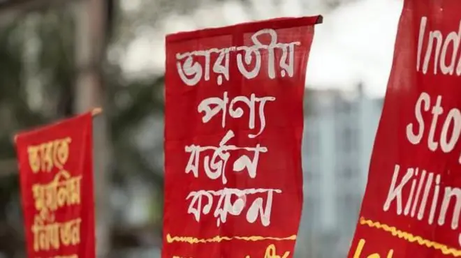 ঢাকায় মানববন্ধনে ভারত বিরোধী প্ল্যাকার্ড