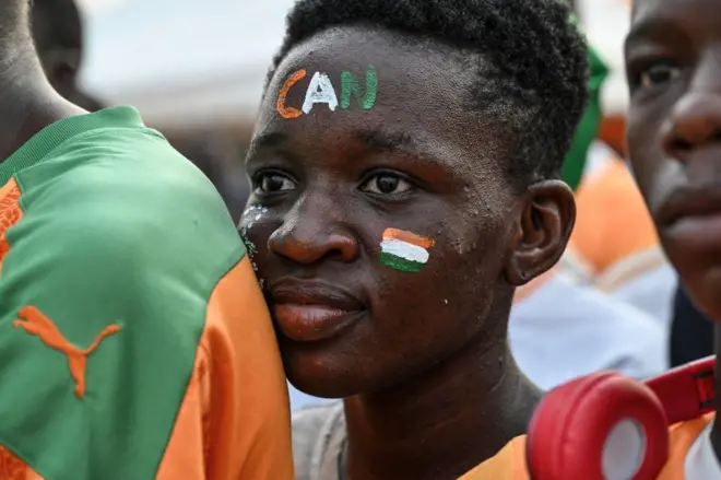 Des supporters ivoiriens regardant sur un écran géant à San-Pedro le 18 janvier 2024 le match entre la Côte d'Ivoire et le Nigeria joué à Abidjan.