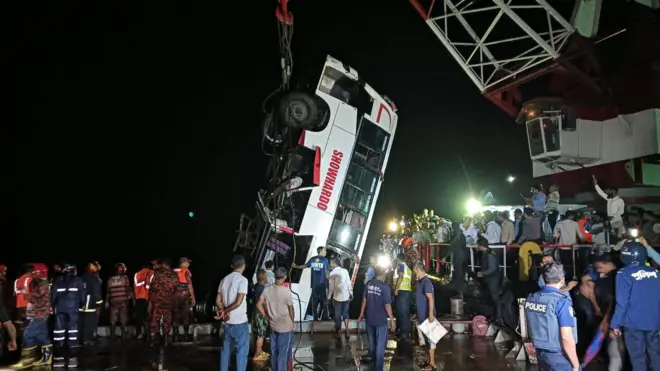 দুর্ঘটনা কবলিত বাসটিকে রাতেই উদ্ধার করা হয়