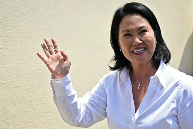 Keiko Fujimori acenando