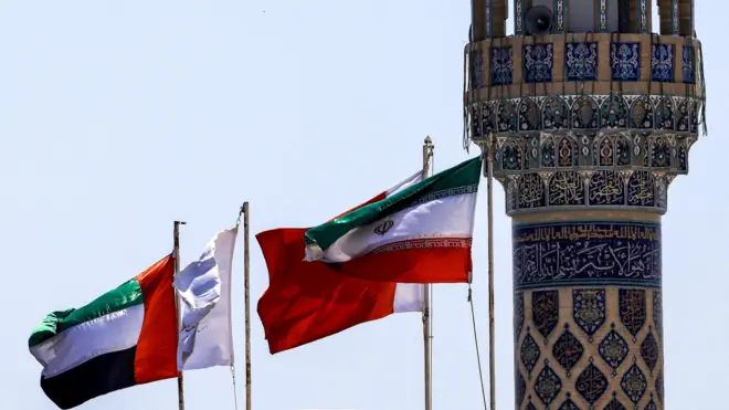 علما إيران والإمارات العربية المتحدة فوق مبنى يضم مقر القنصلية الإيرانية في دبي