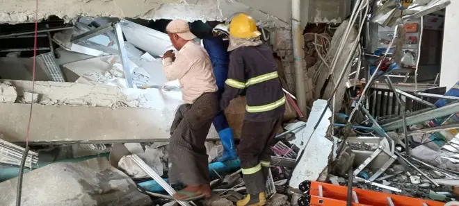 ငလျင်ကြောင့် အဆောက်အဦအောက် ပိမိနေသူတွေကို ကယ်ဆယ်နေကြရ