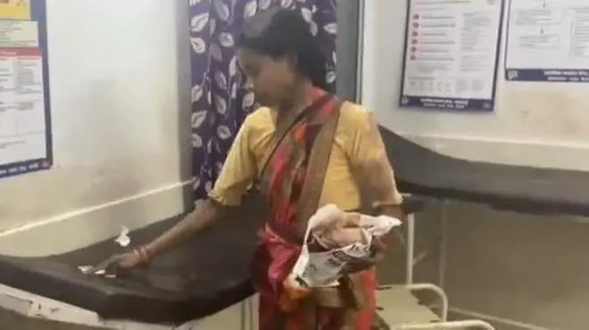 रुग्णालयातील खाट साफ करून घेण्यात आल्याचा व्हीडिओ सोशल मीडियावर व्हायरय झाला आहे.