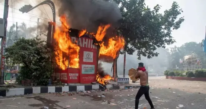 राजधानी ढाका में कई जगह आगजनी की घटनाएं हुईं